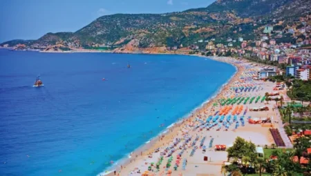 Alanya’da Şubat Sürprizi: Sıcak Hava Plajları Doldurdu!