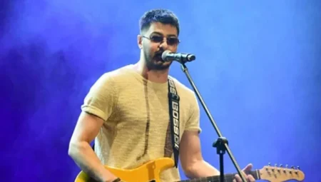 Konserinde ezan okununca müziği durdurdu: Semicenk’ten dikkat çeken sahne arası