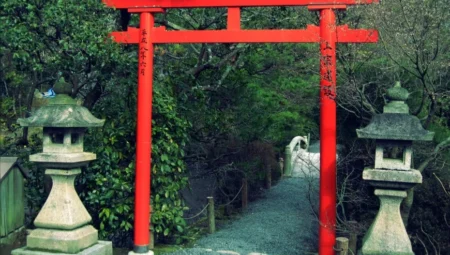 Japon inanç sisteminde bayraktan farklı olarak kutsallığı ‘torii kapısı’ simgeliyor