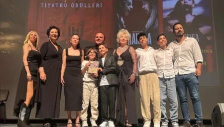 2024-2025 Üstün Akmen Tiyatro Ödülleri sahiplerini buldu: Gecede Merve Dizdar ve Erdem Kaynarca öne çıktı