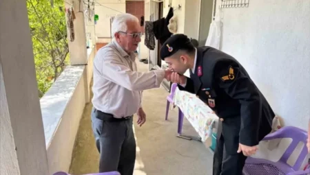 Jandarma’dan Şehit Ailelerine ve Gazilere Bayram Ziyareti: ‘Yalnız Değilsiniz’ Mesajı Verildi