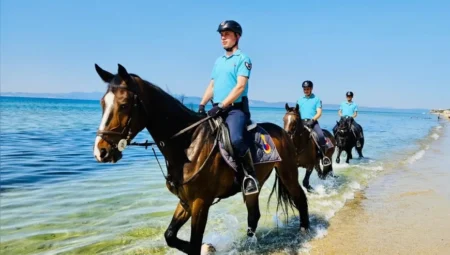 Ayvalık’ta Plaj ve Ormanlara Atlı Jandarma Görevi: ‘Heybet’, ‘Manas’ ve ‘Yankı’ Devriyede