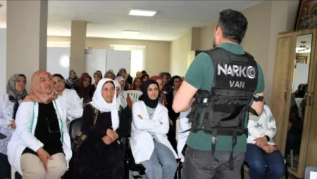 Van’da 22 Bin Anneye Uyuşturucuyla Mücadele Eğitimi: ‘Bu İlleti Polis ve Vatandaş El Ele Bitirelim