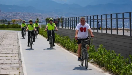 İzmir’in Sahil Yollarında Güvenliği Artıracak Yeni Uygulama: ‘Beyaz Kırlangıçlar’ Göreve Başladı