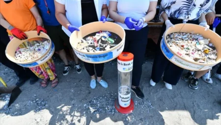 Fethiye Belediyesi, Çevre Haftası’nda “Sahilde İz Bırak, İzmarit Değil!” temalı temizlik etkinliği düzenledi