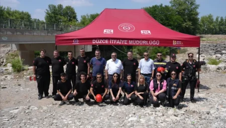 Düzce İtfaiyesi’nden nefes kesen tatbikat: Suyun ortasında mahsur kalan kazazede böyle kurtarıldı