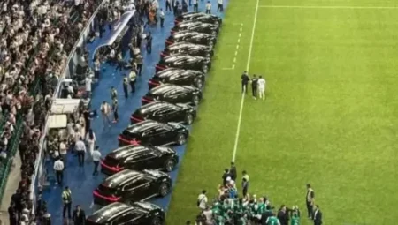 Dünya Kupası bileti alan Özbek futbolculara otomobil jestiyle ödül verildi