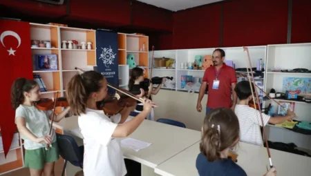 Aydın’da Minikler Ücretsiz Keman Kurslarında Notalarla Tanışıyor