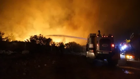 İzmir’de Buca’dan Gaziemir’e Ulaşan Yangında İtfaiye Yerleşim Alanlarını Koruma Mücadelesi Veriyor